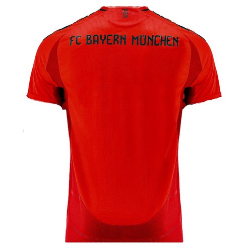 바이에른 뮌헨의 붉은 심장을 담은 아디다스 축구복 상의