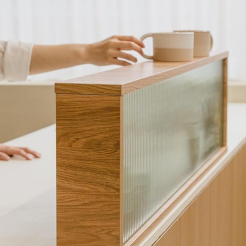 주방에 감성을 더하는 우드레이 밀키 유리 파티션으로 특별한 공간을 완성하세요.