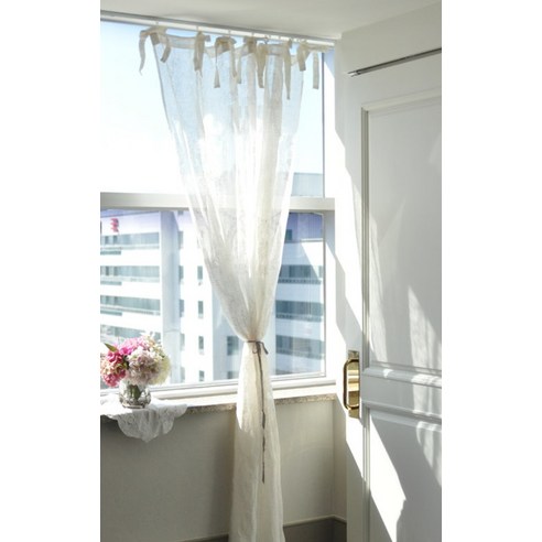 꼬떼따블 화이트 린넨 커튼으로 일상에 특별함을 더하세요.