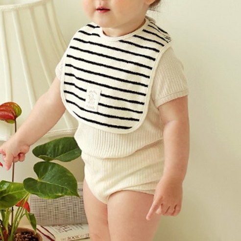 사랑스러운 아가를 위한 스타일과 실용성을 겸비한 마롤로뜨 스트라이프 테리 턱받이