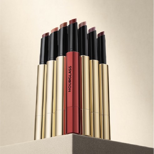 입술에 볼륨과 빛을 선사하는 아워글래스 팬텀 볼류마이징 글로시 밤