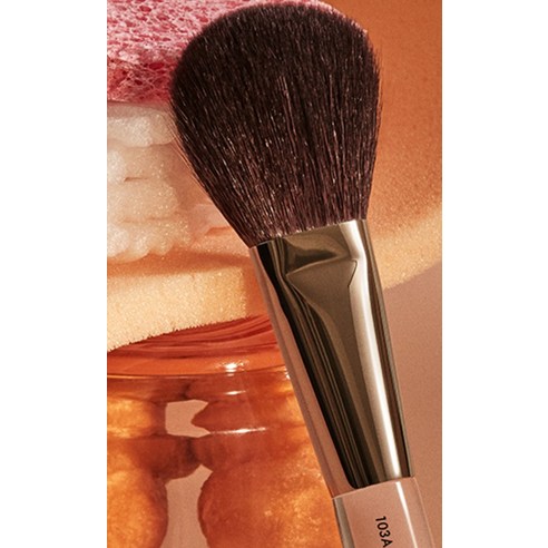 피카소 브러쉬로 뭉침 없는 완벽 피부 완성!