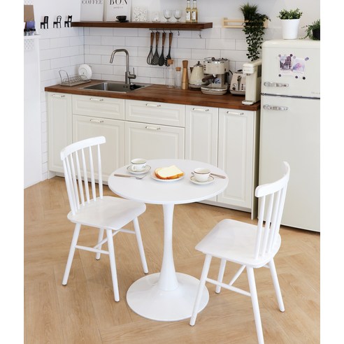 공간을 밝히는 원형의 미학, 코멧 홈 원형 식탁 테이블