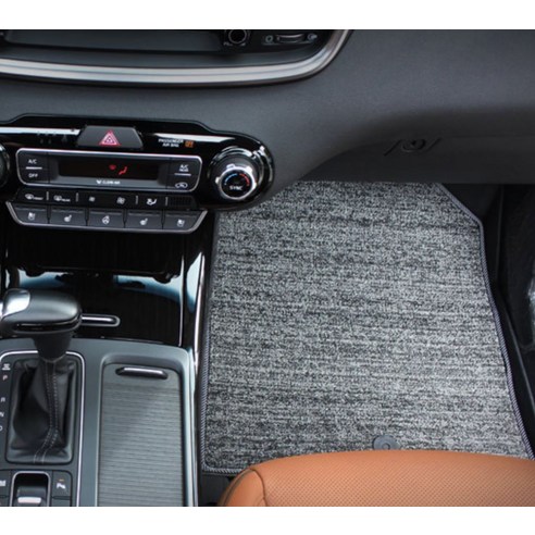 높은 내구성과 미끄럼방지로 안전한 운전 환경을 제공하는 지엠지모터스 TPE 신소재 7D 카매트