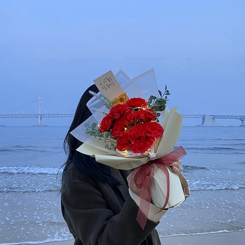 특별한 사람에게 영원한 사랑과 감사를 표현하는 이플린 카네이션 돈 꽃다발