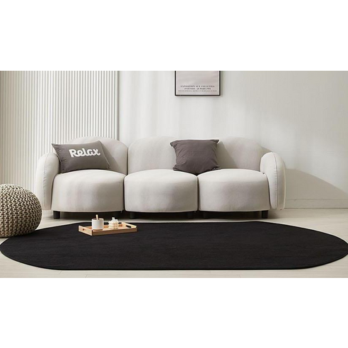 휑한 방에 포근함 한 스푼, 이니띠움 블랙 러그로 완성하세요!