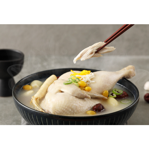 고급 재료와 정통 레시피로 만들어진 영양만점의 궁중 삼계탕