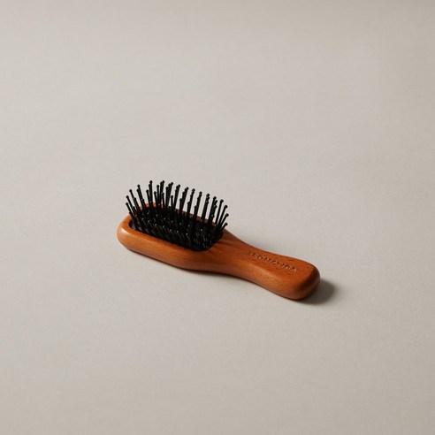 아로마티카 우든 스칼프 브러쉬로 엉킴 없는 머릿결과 건강한 두피를 한 번에!