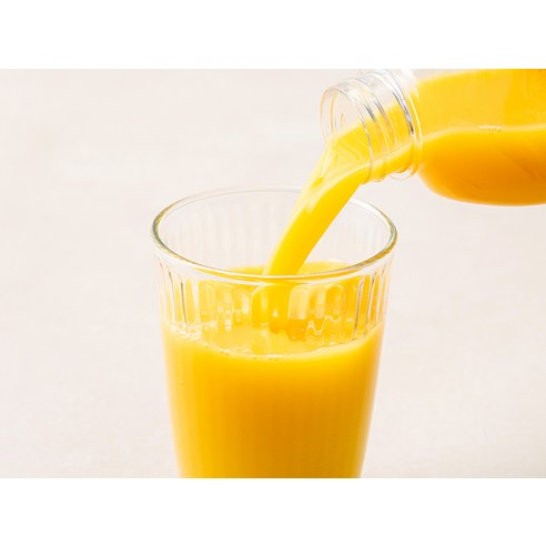 오렌지의 풍부한 맛과 영양을 담은 상쾌하고 건강한 아침 주스