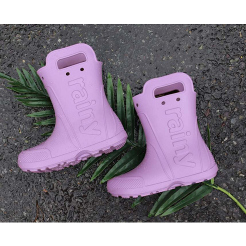 빗방울 속에서도 빛나는 아이의 미소, 페이퍼플레인키즈 아동 장화와 함께