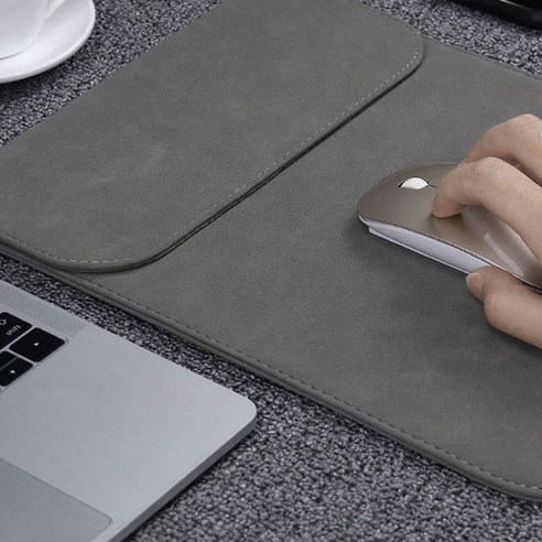 라온 LG그램 맥북 노트북 슬리브파우치는 핸디/숄더형 디자인과 그레이계열의 색상으로 제작되었으며, 단색(무지) 패턴과 인조가죽 소재를 사용하여 내구성과 유연성을 갖추고 있습니다.