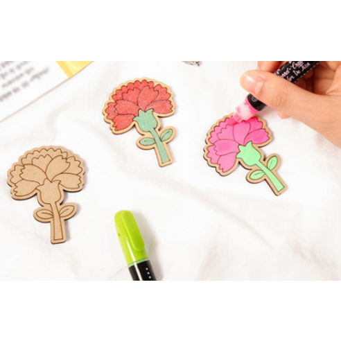 정성 가득한 카네이션 브로치로 마음을 전하세요