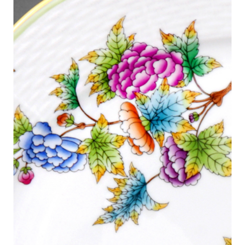 Herend의 상징적인 퀸 빅토리아 오리지널 라운드 플레이트로 식탁에 우아함과 고전적 매력을 더하세요.