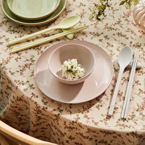 식탁을 우아하게 연출하는 고풍스럽고 기능적인 수저받침