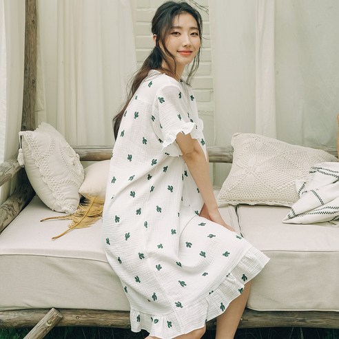 여름에 경쾌한 분위기를 만들어줄 파란 선인장 패턴의 요루면 반팔 원피스
