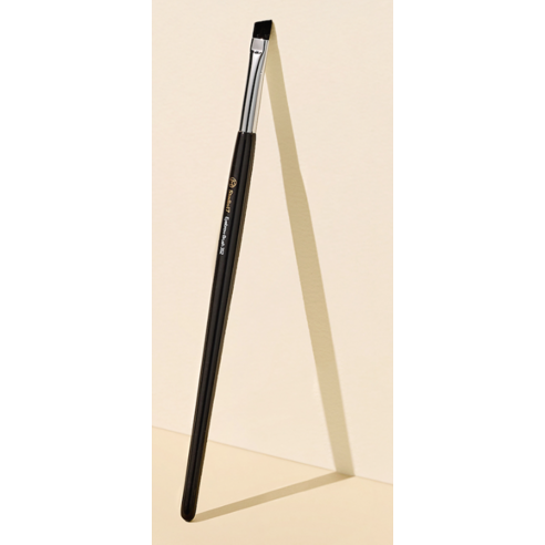 섬세한 눈썹, 완벽한 첫인상: 스튜디오17 아이브로우 브러쉬 352로 완성하세요.