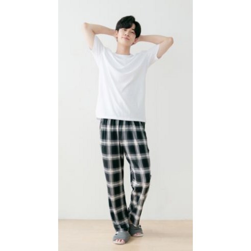 겨울철 편안함과 스타일을 위한 커플용 피치기모 체크 바지