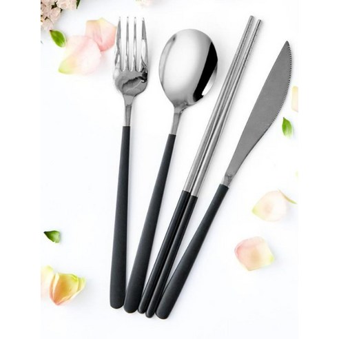 세련된 디자인과 실용성을 겸비한 식탁의 완성