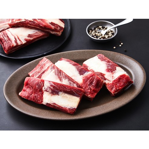 육즙이 풍부하고 쫄깃한 소 등갈비로 만든 맛있는 갈비탕