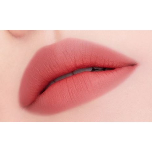 맥 레트로 매트 립스틱은 매트한 발림성과 다양한 컬러로 입술을 돋보이게 만들어주는 제품