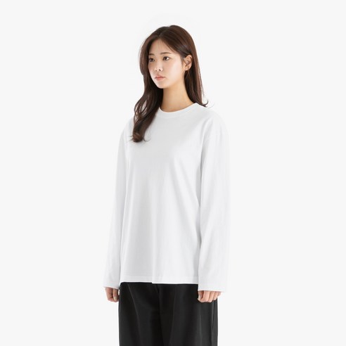 편안함과 스타일이 조화를 이룬 NEIVEN의 네이븐 20수 트임 레이어드 긴팔티