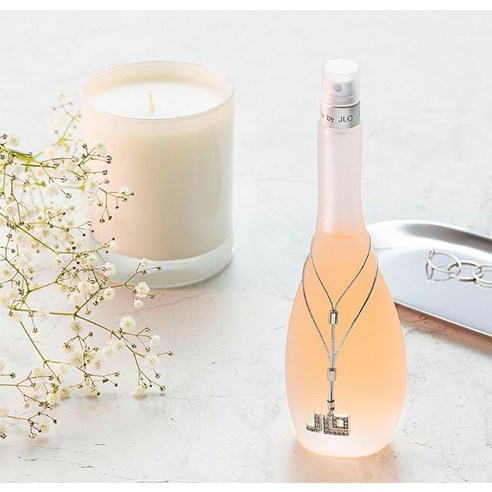 제니퍼 로페즈 글로우 바이 제이로 EDT는 독특한 향을 가진 여성용 향수로, 과일 향조로 우아하고 매력적인 향을 연출합니다.