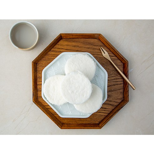 상쾌하고 싱싱한 여름 간식을 위한 곰곰 우유 백설기