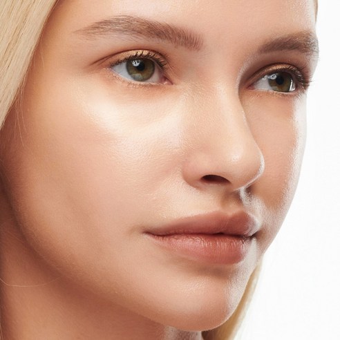 빛나는 피부를 위한 필수품: 맥 스튜디오 래디언스 세럼 파워 파운데이션