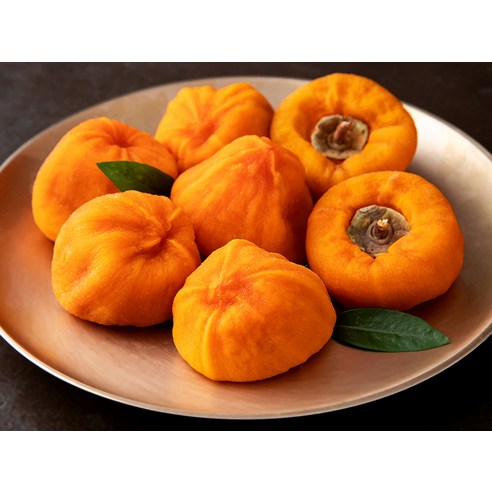 톡 쏘는 질감과 달콤한 맛의 반건시 곶감세트로 마음을 전하세요.