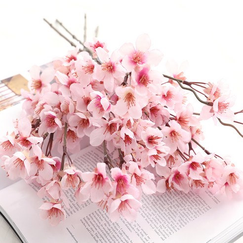 벚꽃의 우아함을 선사하는 조화 벚꽃날리며