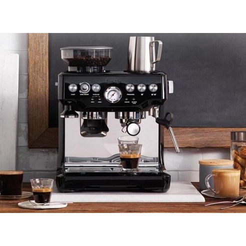 브레빌 바리스타 익스프레스 블랙 커피머신은 프리미엄 에스프레소 머신으로, 반자동 조작방식과 스팀기능, 스탠드형 디자인이 특징입니다.