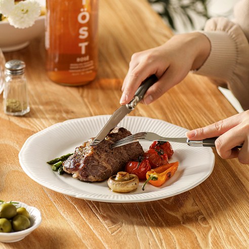 완벽한 식탁 세팅을 위한 선택, 메종오브제 윤도자기 순백 4인 식기 홈세트 27p