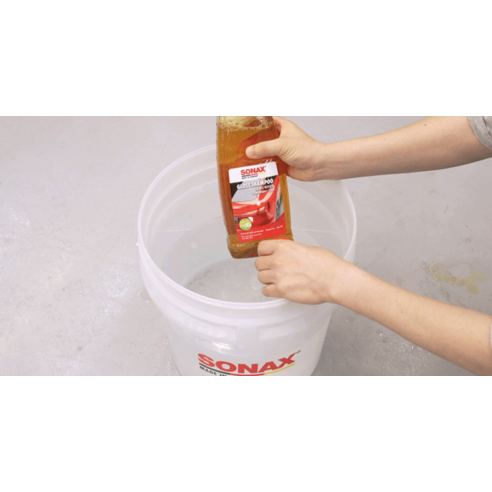 묵은 때 벗기고 광택까지! 내 차를 위한 완벽한 선택, 소낙스 글로스 세차 샴푸