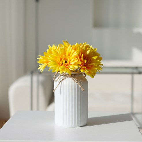 소박하면서도 세련된 디자인의 하루의공간 미니 우유 도자기 화병