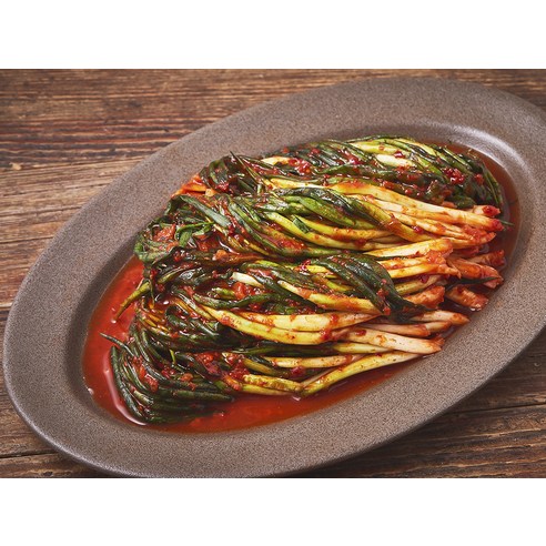 혀끝을 강렬하게 사로잡는 매혹적인 맛, 모산김치 매운 실비 파김치