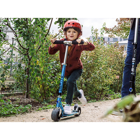 자유로운 질주, 마이크로킥보드 로켓과 함께 푸른 상상을 펼쳐보세요.