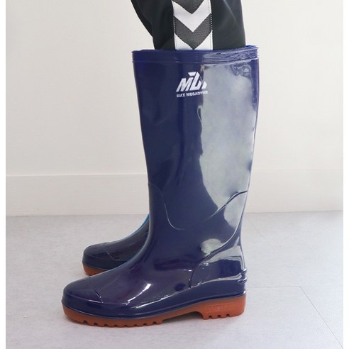 발걸음에 자유를, 맥스메가다인 네이비 고무장화와 함께