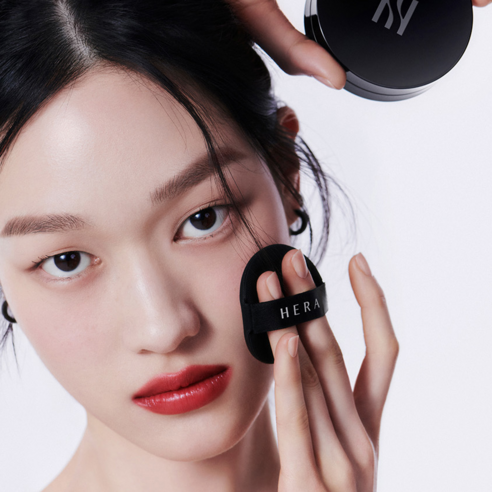 매끄러운 커버리지와 편안한 사용을 위한 헤라 블랙 쿠션 파운데이션 퍼프