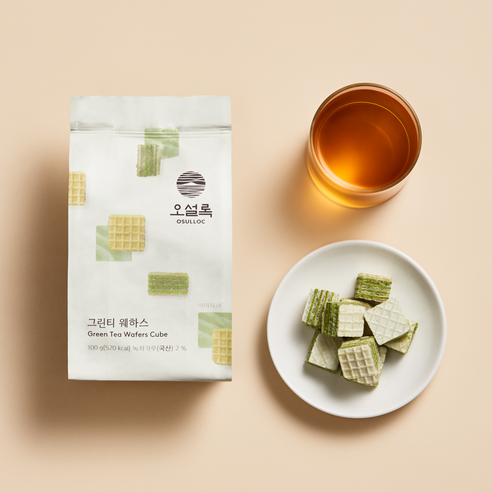 오설록 그린티웨하스는 그린티의 향긋함과 부드러운 맛이 어우러진 과자입니다.