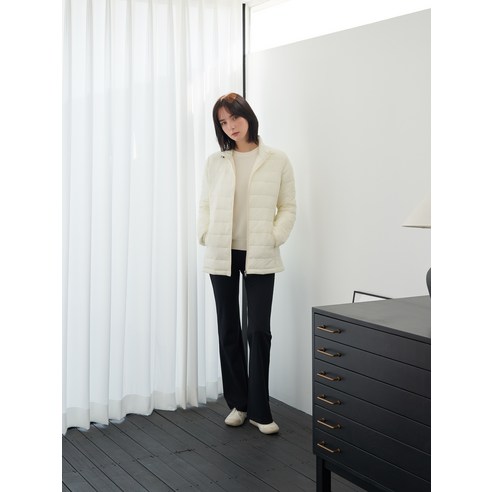 ELLE PARIS의 세련되고 보온성 있는 집업 자켓으로 이번 겨울을 따뜻하고 스타일리시하게 지내세요.