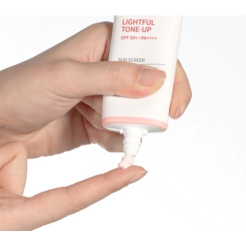 햇빛으로부터 피부를 아름답게 보호하는 쿤달 데일리 라이트풀 톤업 선크림
