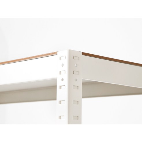 모던한 디자인의 실용적 선반