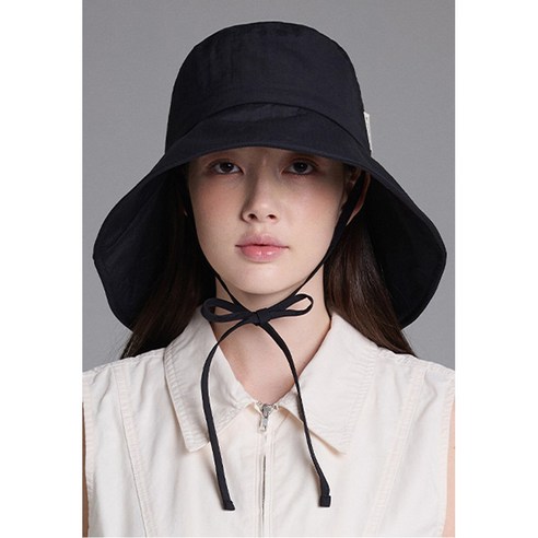 스타일과 기능성을 겸비한 당신의 완벽한 아웃도어 동반자, 화이트샌즈 아쿠아가드 언밸런스 레인햇 미카엘