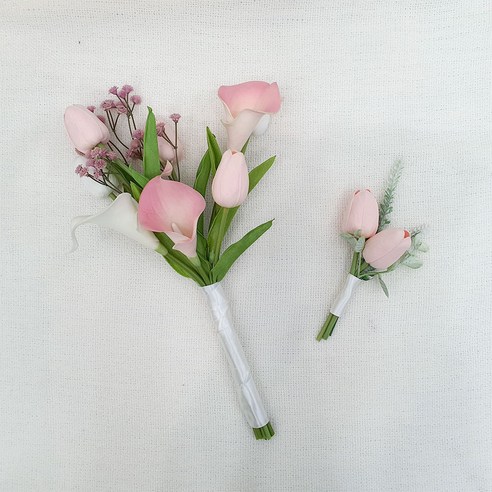 연약하고 세련된 핑크색의 꽃으로 사랑의 분위기를 아름답게 연출하는 웨딩 부케와 부토니에 세트