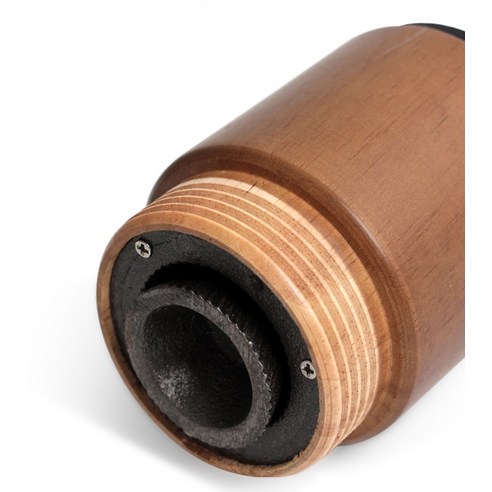 원목의 아름다움과 커피의 완벽한 조화