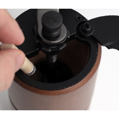 원목의 아름다움과 커피의 완벽한 조화