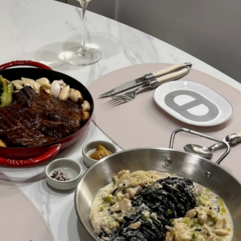 디아르 플래티넘 실리콘 식탁매트로 주방에 우아함과 실용성을 더하세요!