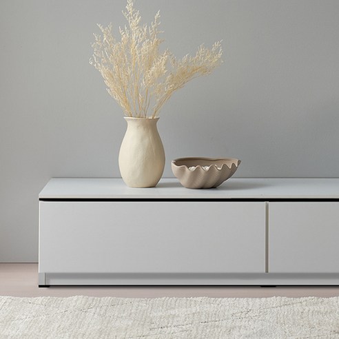 좁은 공간을 밝히는 가성비 좋은 화이트 거실장