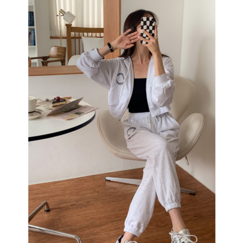 女  時尚  服裝  訓練衣服  頂部和底部  組  成年女性  成年女性  婦女  女人