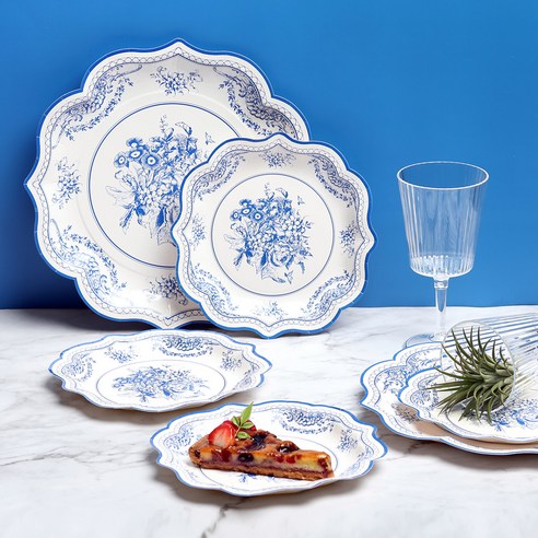 세련되고 내구성 있는 블루플로라 일회용 종이접시: 모든 행사에 완벽한 선택